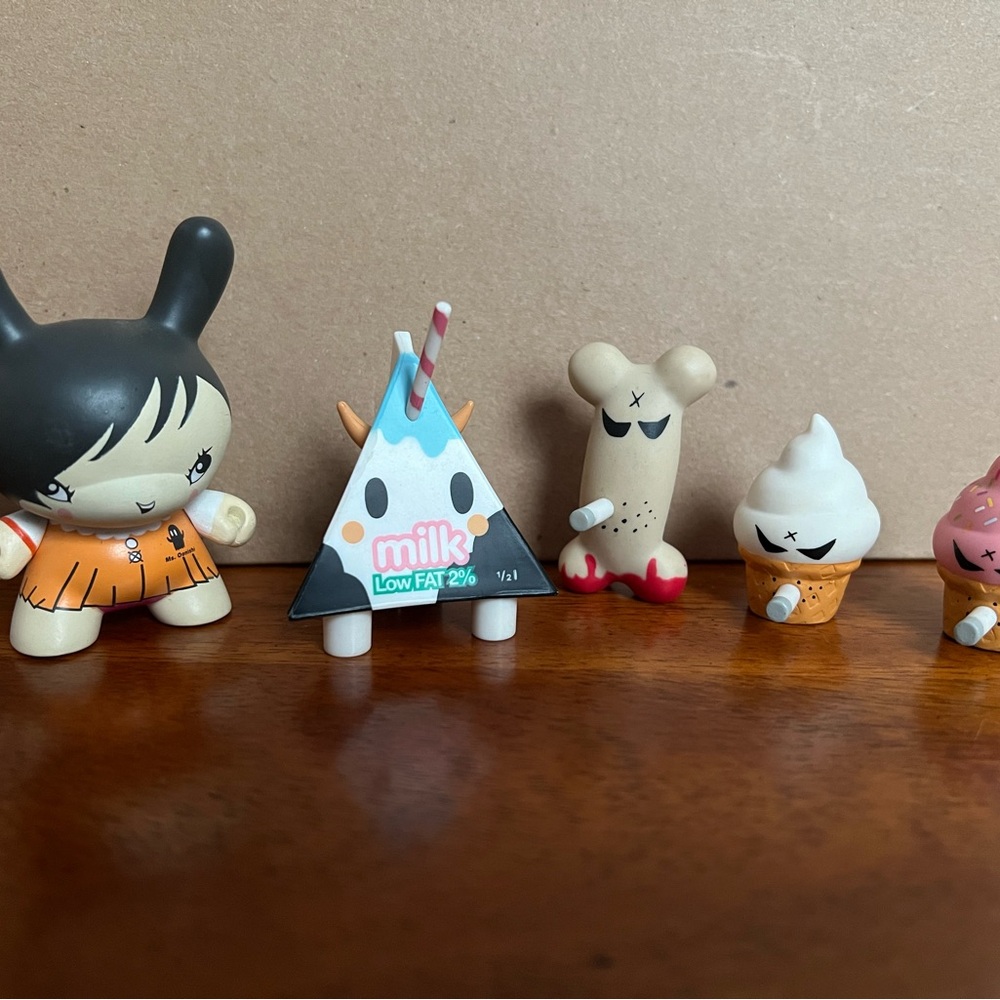 Full set of vintage collectibles